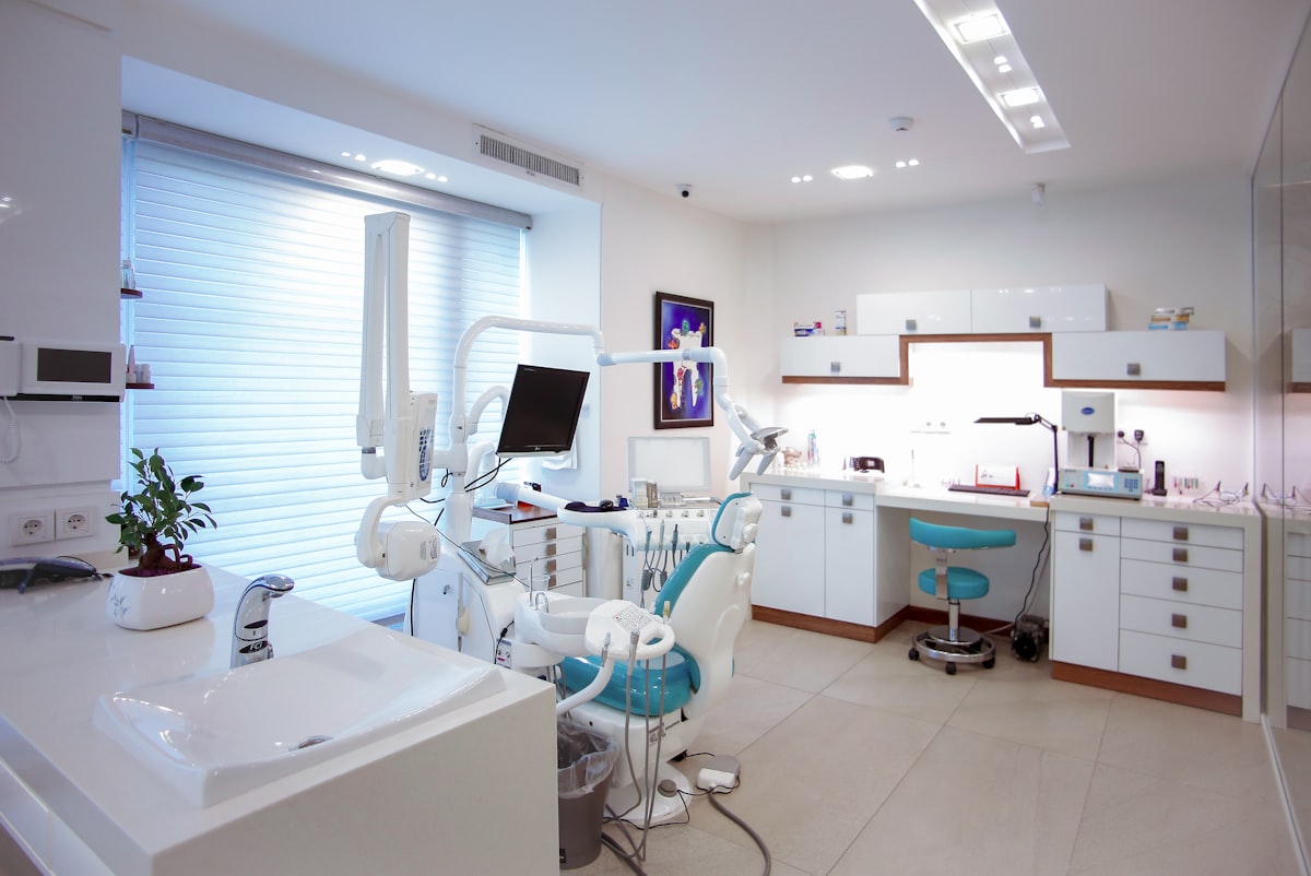 Sala de atendimento com equipamentos modernos