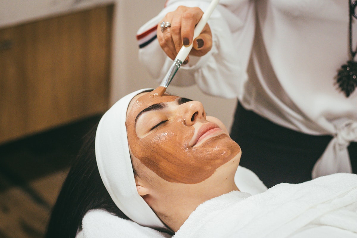 Limpeza de pele profissional em ambiente clínico