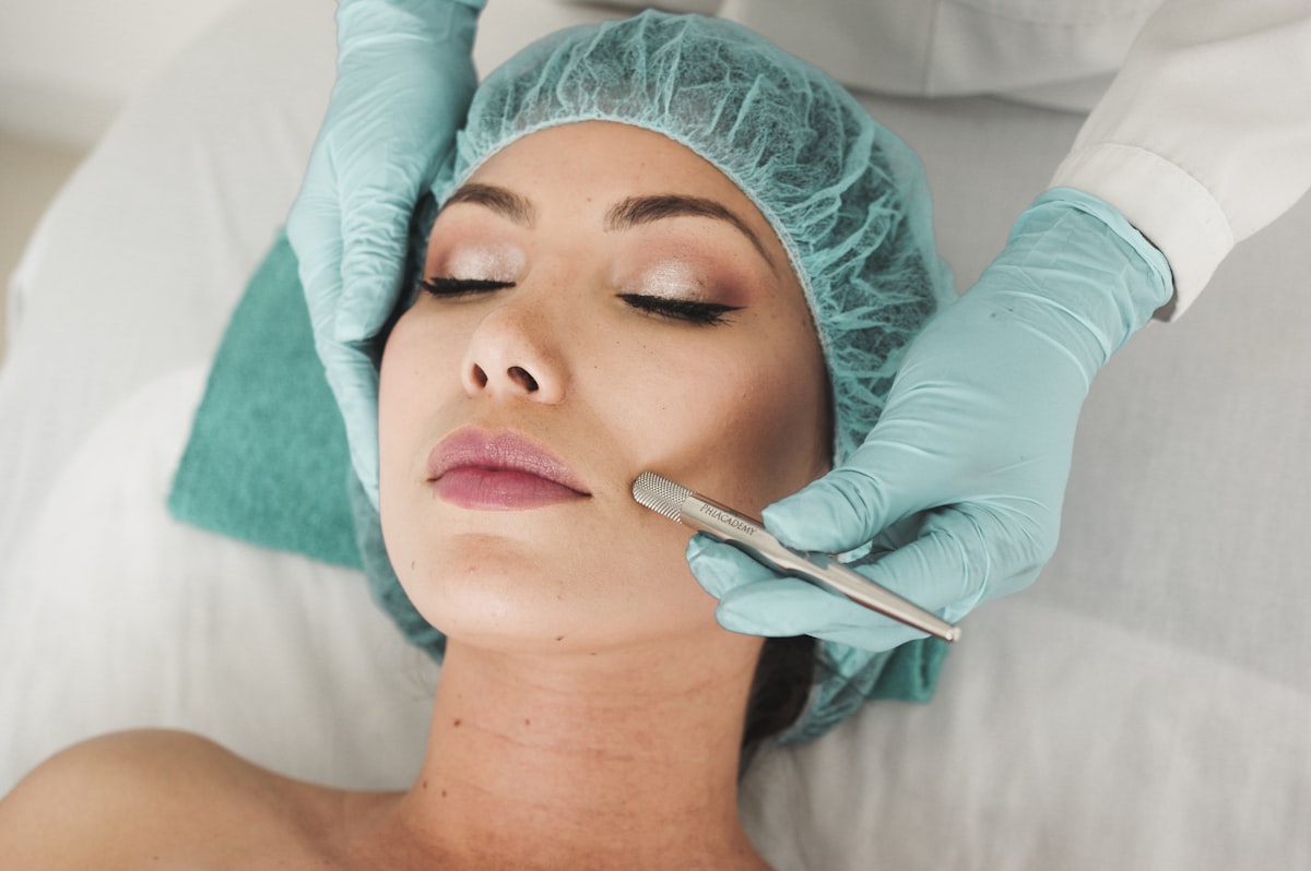 Sessão de microagulhamento facial